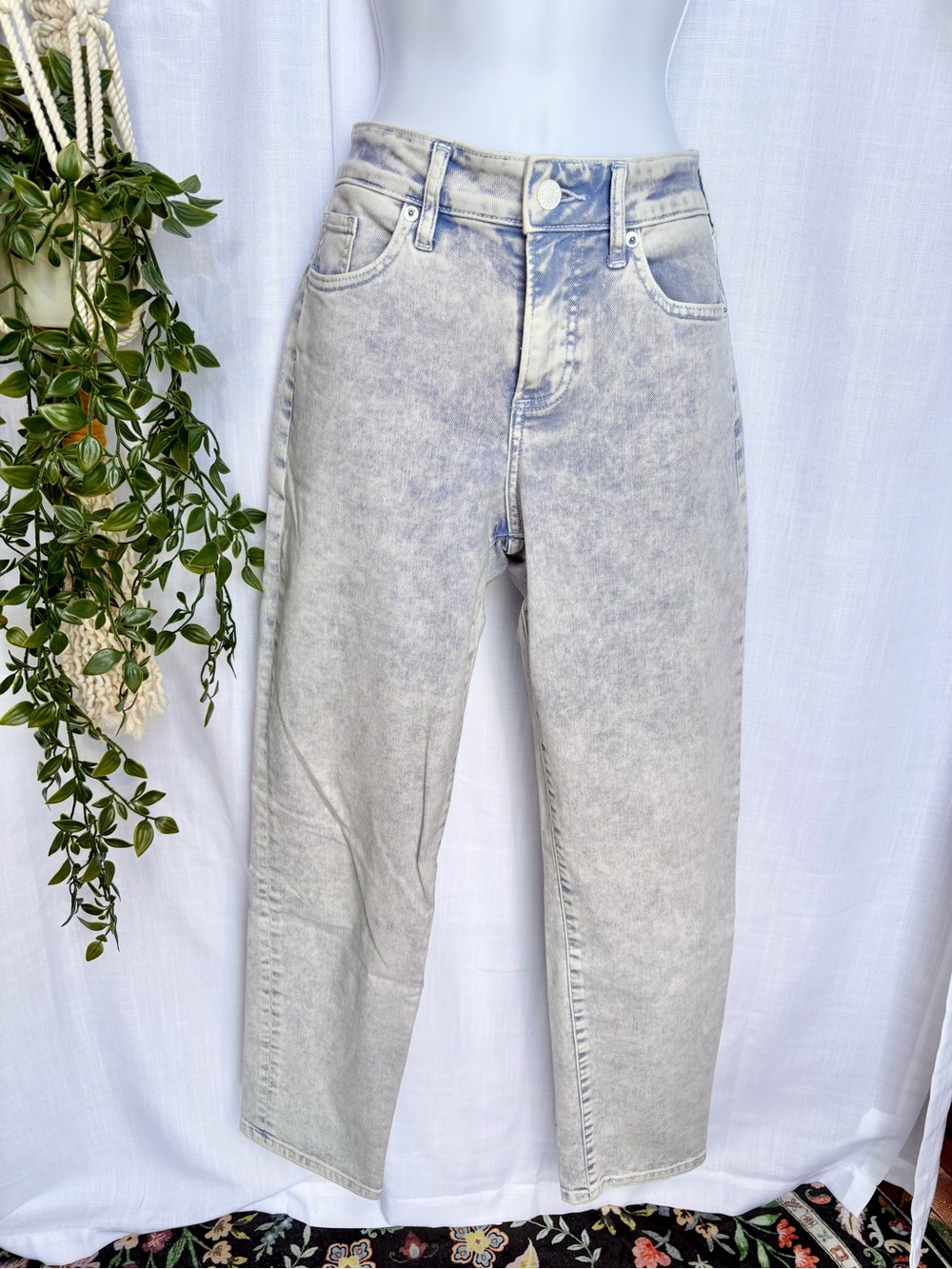 Express Mid-Rise Boyfriend Cropped Straight-Leg Jeans in Blue Tinted - 2L
